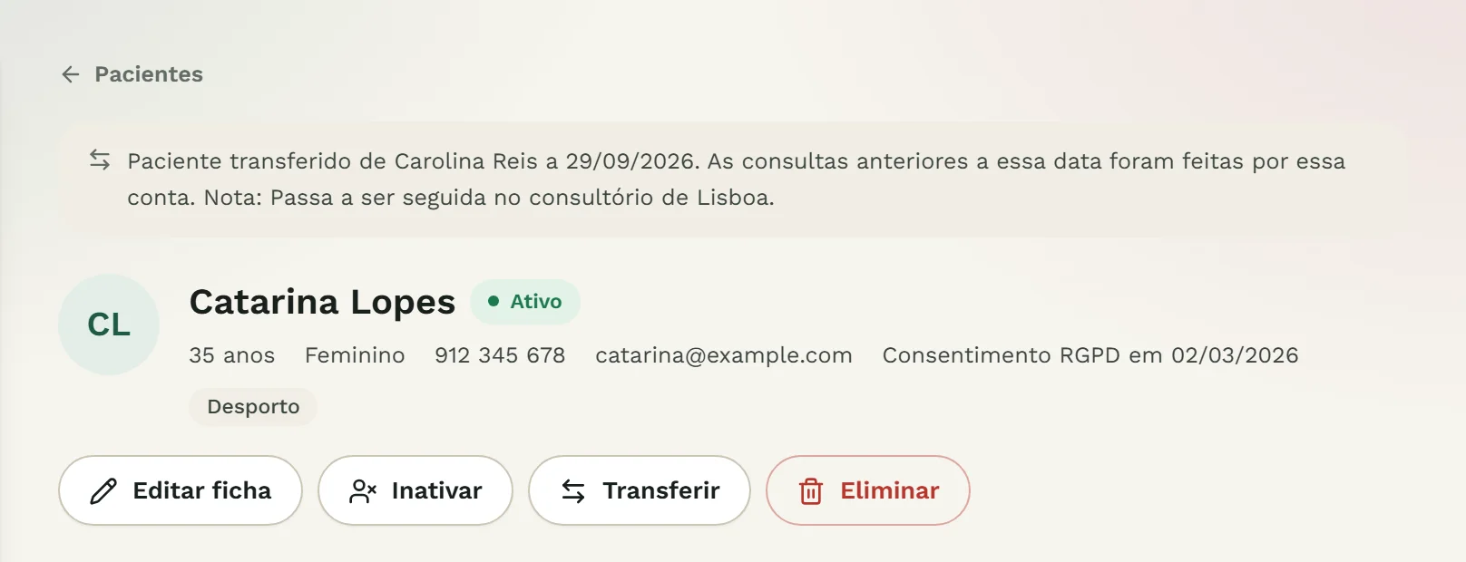 Ficha de um paciente com a indicação de que foi transferido de outra nutricionista e o botão Transferir.