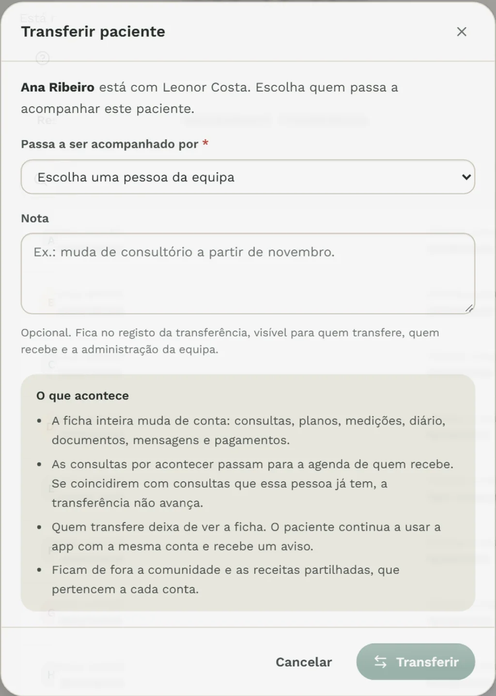 Janela Transferir paciente: escolha de quem passa a acompanhar o paciente, nota opcional e a explicação do que acontece.